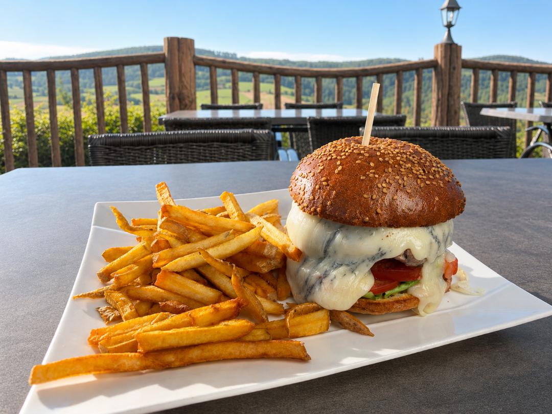 Burger maison et frites face à la vue